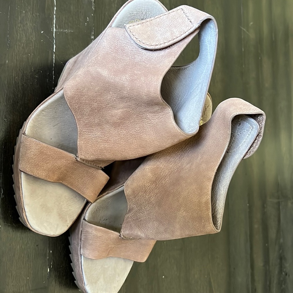 Vince Camuto T Strap Wedge Tan/Brown Sandals Women’s Size 8M